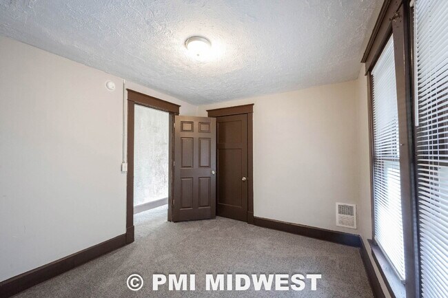 Building Photo - "Charming 3-Bed Duplex Retreat in Indianapolis – Spacious 1,318 Sq Ft with Modern Amenities!"