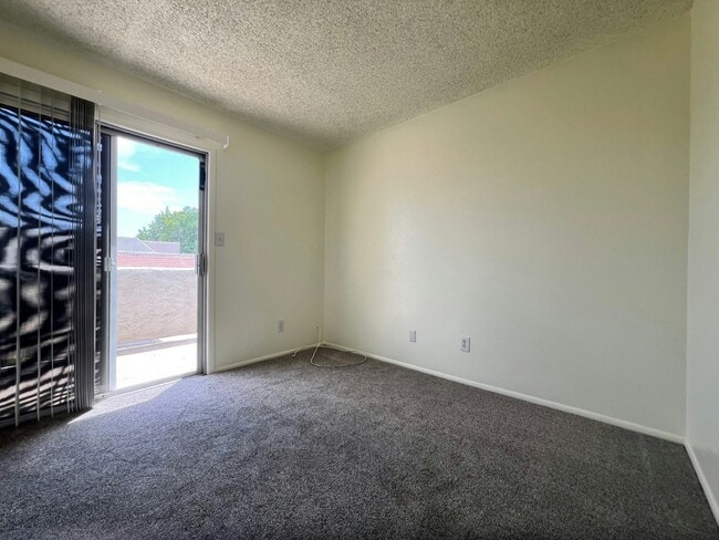 Building Photo - 924 E Diamond Dr