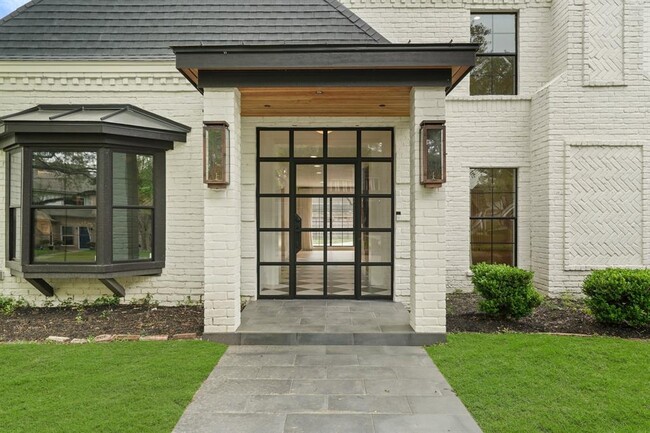 Building Photo - 819 Silvergate Dr