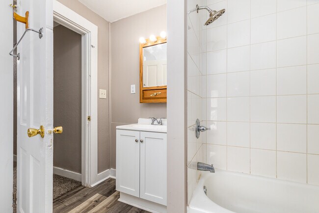 Building Photo - 910 W Locust St