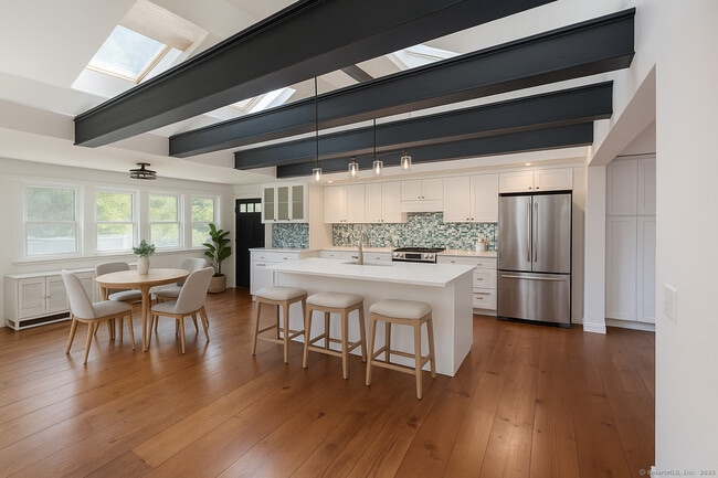 Building Photo - 11 Pond Circle Rd