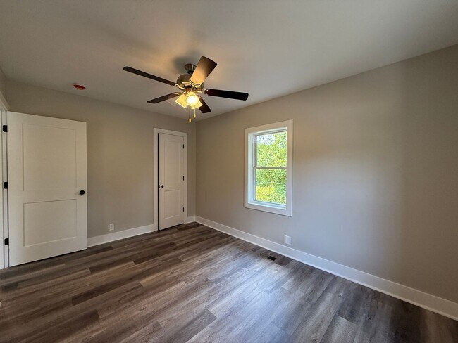Building Photo - Newly Renovated 2 Bed/1 Bath Cottage