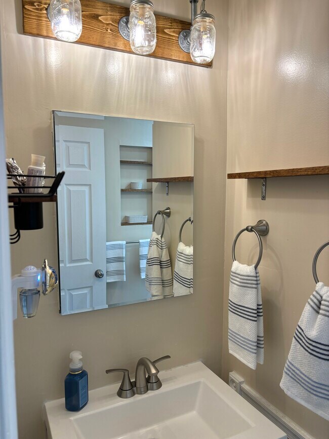 Building Photo - 6 N Newport Ave