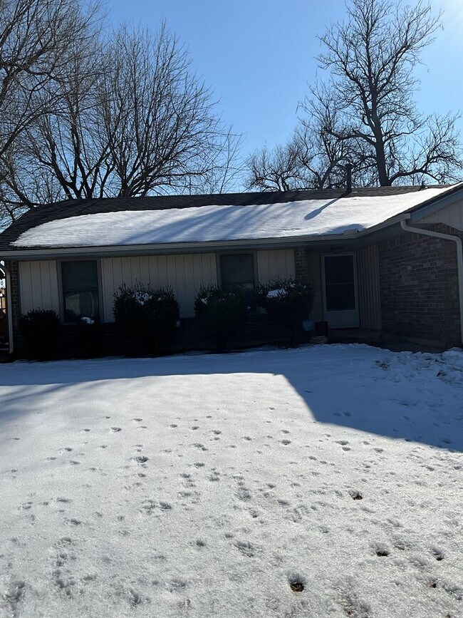 Building Photo - Renovated 3 Bedroom/ 1.5 Bath in Great Neiborhood