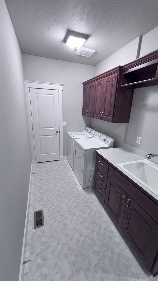Building Photo - NEW LISTING! Latah Valley 3 bed/2 bath mus...