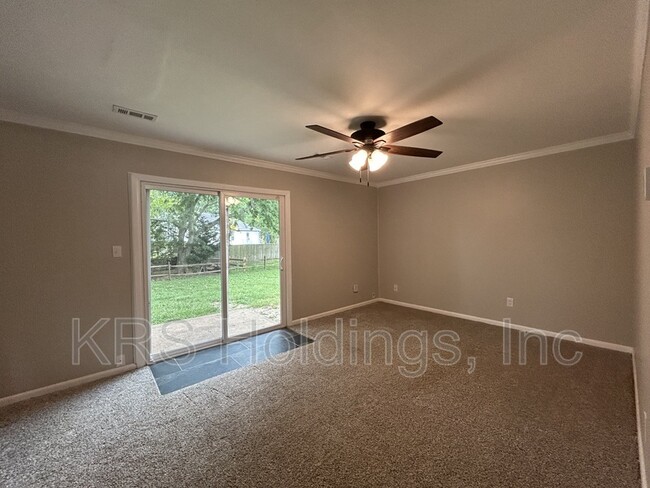Building Photo - 208 Fort Worth St