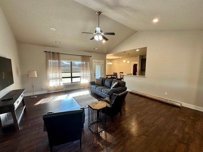 Building Photo - 405 Woodlawn Dr