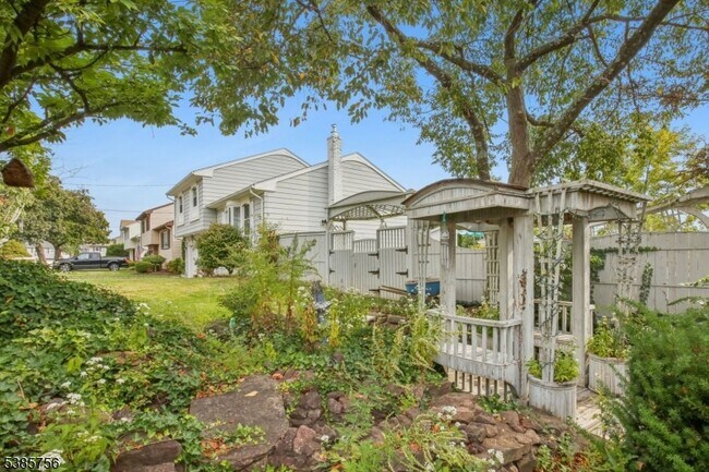 Building Photo - 82 Eaton Pl