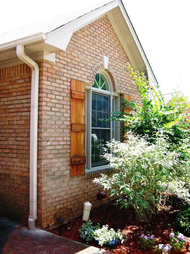 Building Photo - Convenient 3BR/2BA in Homewood