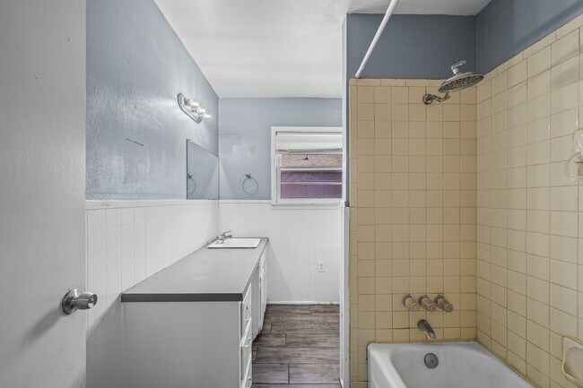 Building Photo - Large 3/2 with Access to Loop 289 and Idalou Highway