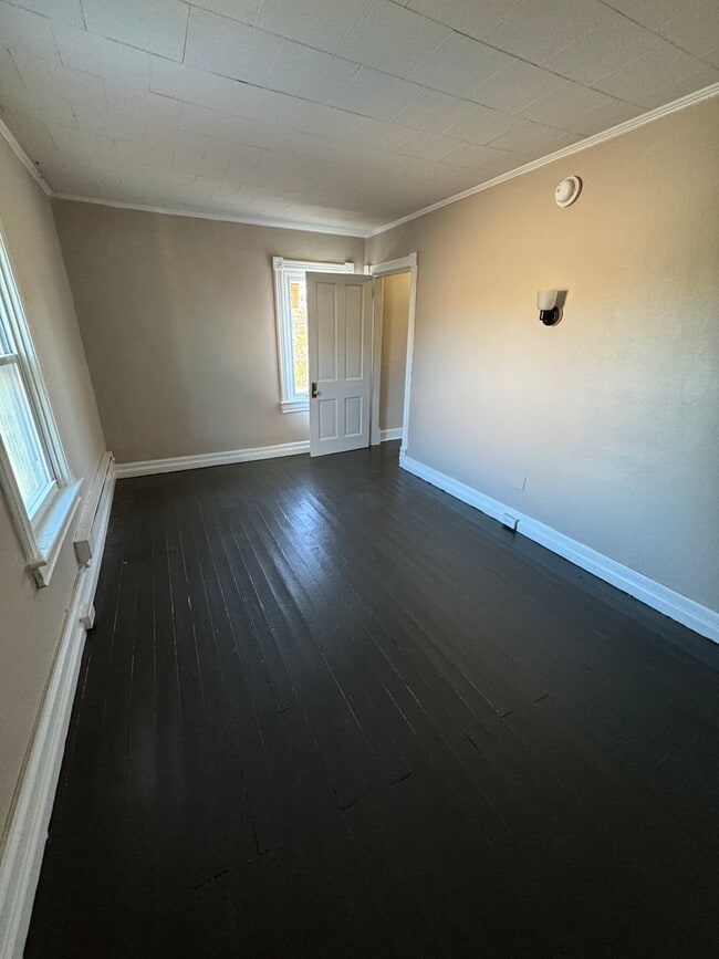 Building Photo - 556 Salem Ave