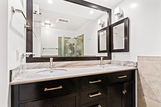 Building Photo - Beautiful 2 Bedroom Corner Unit on the Bea...