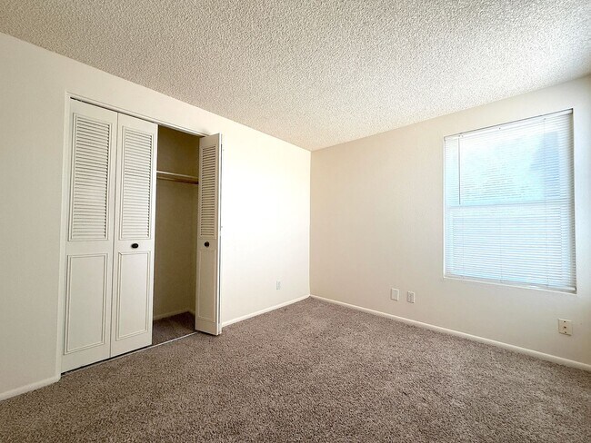 Building Photo - 2126 N Villas Ln
