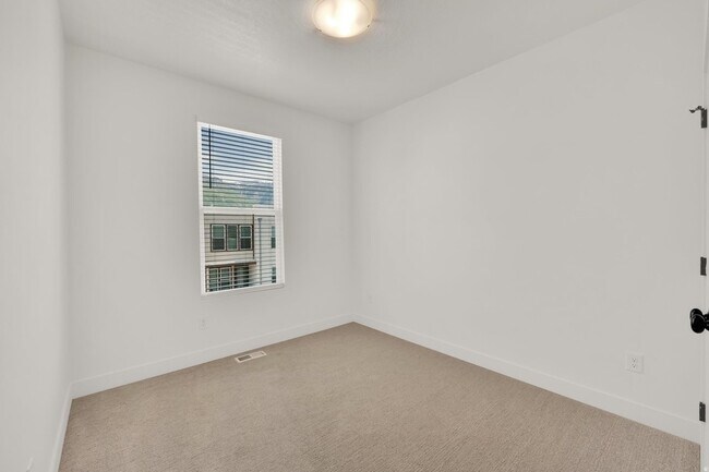 Building Photo - 570 570 N