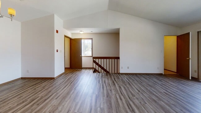 Building Photo - RENT SPECIAL - 1 Bedroom 1 Bathroom Upper Condo Style Apartment Available