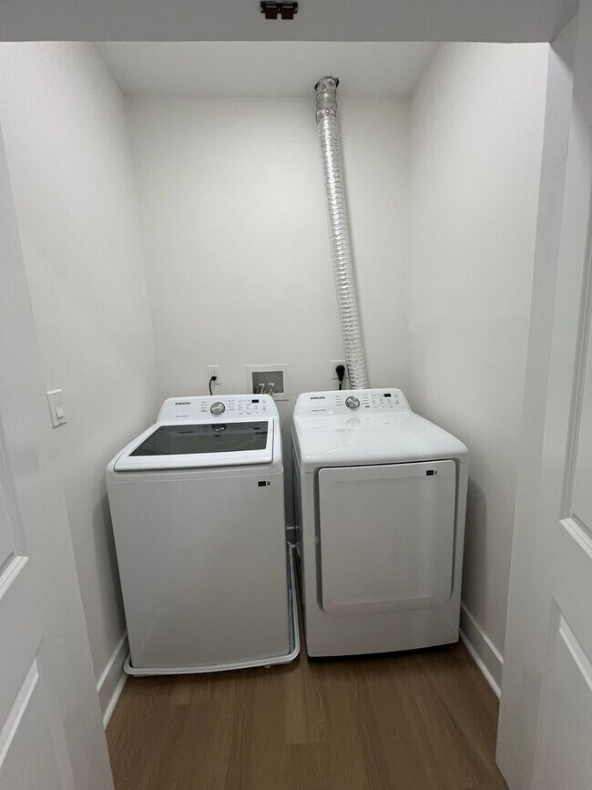 Building Photo - Charming 3 Bedroom 2 Bathroom Home