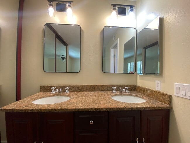 Building Photo - 3 Bedroom Home - Centrally Located with So...