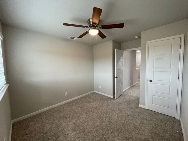 Building Photo - 3 Bedroom, 2.5 Bathroom, Two-story Duplex ...