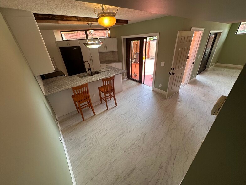 Building Photo - 3871 Victoria Dr