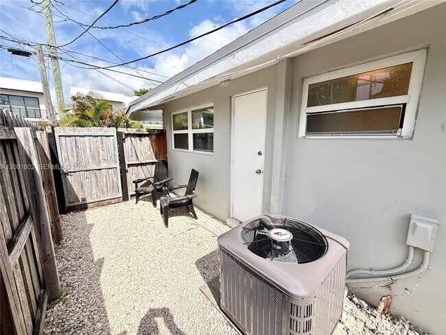 Building Photo - 924 NE 17th Terrace