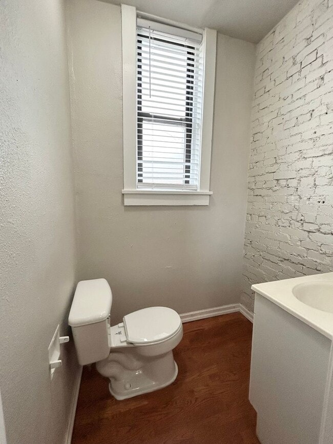 Building Photo - 2300 S 9th St