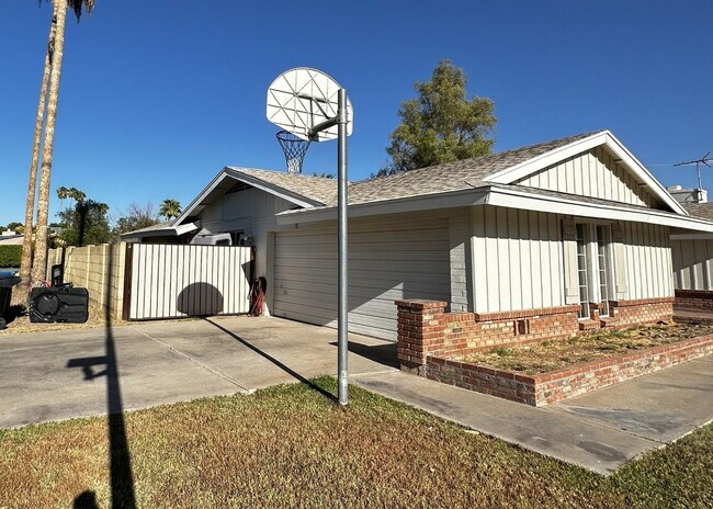 Building Photo - 655 N Oracle Cir