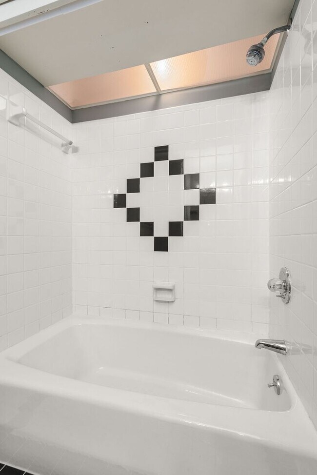 Building Photo - Townhome LOCATION!