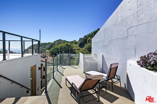 Building Photo - 3843 Rambla Pacifico St