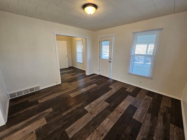 Building Photo - 3 bed, 1 bath, Mishawaka. Fenced Yard. Gar...