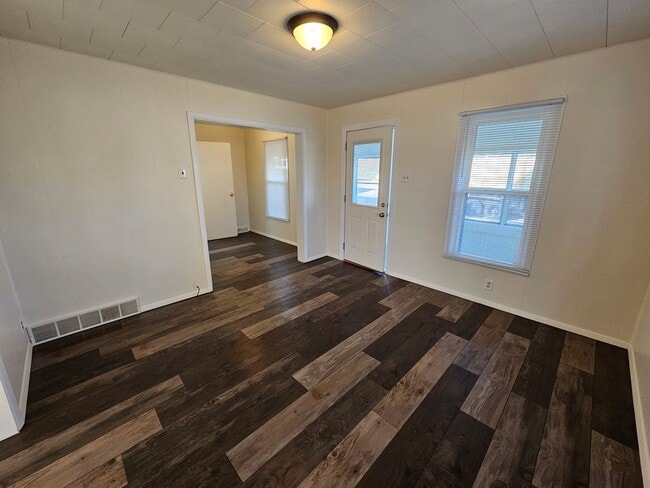 Building Photo - 3 bed, 1 bath, Mishawaka. Fenced Yard. Garage.