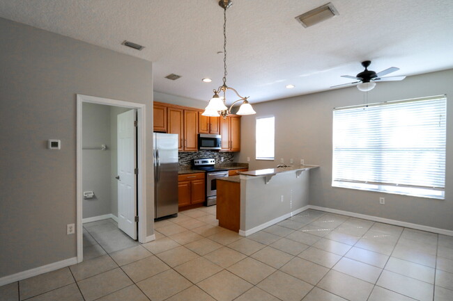 Building Photo - Spacious 3-Bedroom Townhouse with 3.5 Bath...