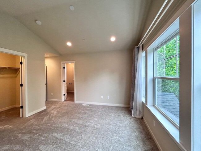 Building Photo - Incredibly Large 4 Bed 2.5 Bath Charmer!