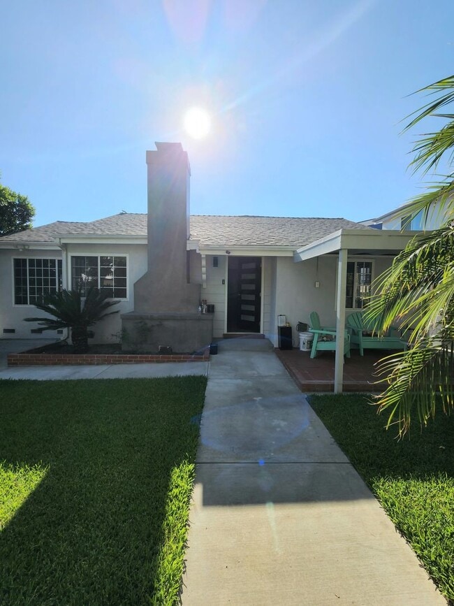 Building Photo - Spacious North Hollywood Home with Guest S...
