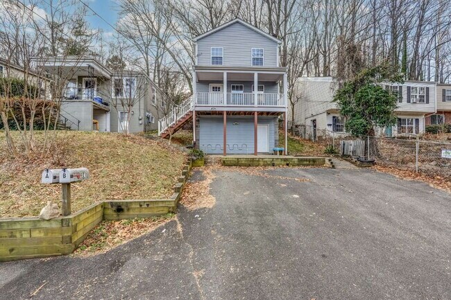 Building Photo - Prime UVA Location – 3BR/2.5BA Duplex Near UVA & Hospital