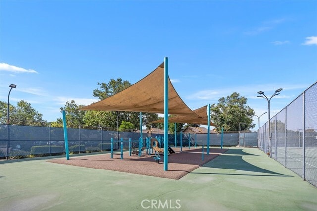 Building Photo - 5 Bright Hollow
