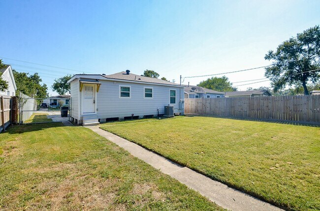 Building Photo - 8153 Lenore St