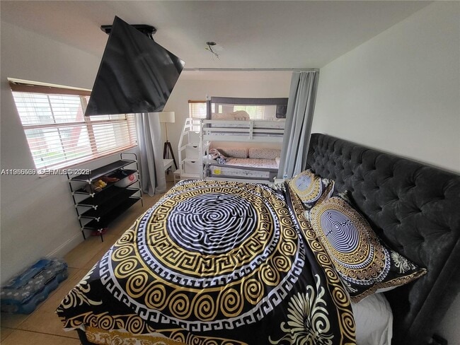 Building Photo - 6711 N Kendall Dr