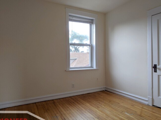 Building Photo - 3042 W Wellington Ave