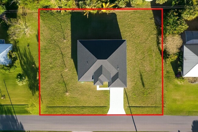 Building Photo - 2409 SW Halissee St