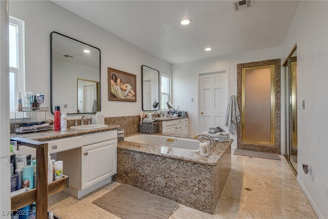 Building Photo - 840 Pinehurst Dr