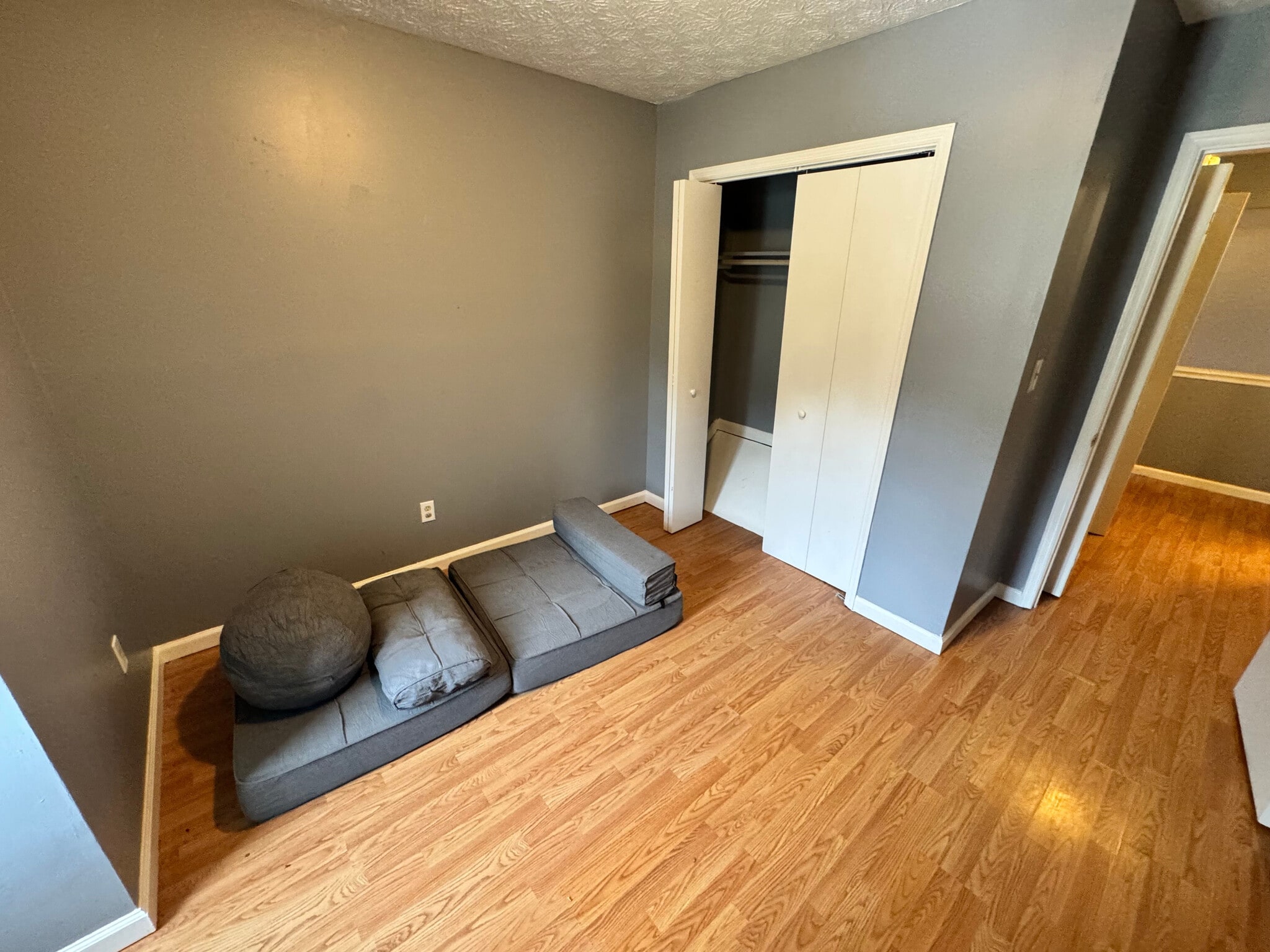 Building Photo - Room in Apartment on River Park Dr