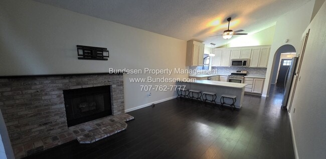 Building Photo - Charming and spacious 3 bedroom, 2 bath si...