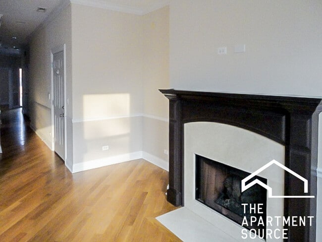 Building Photo - 3231 N Kenmore Ave