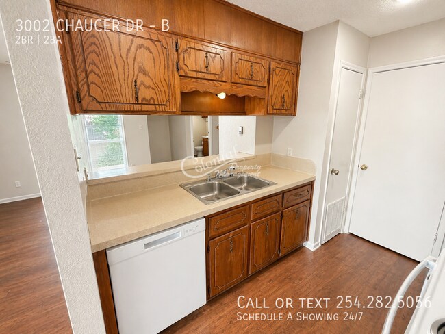 Building Photo - 3002 Chaucer Dr