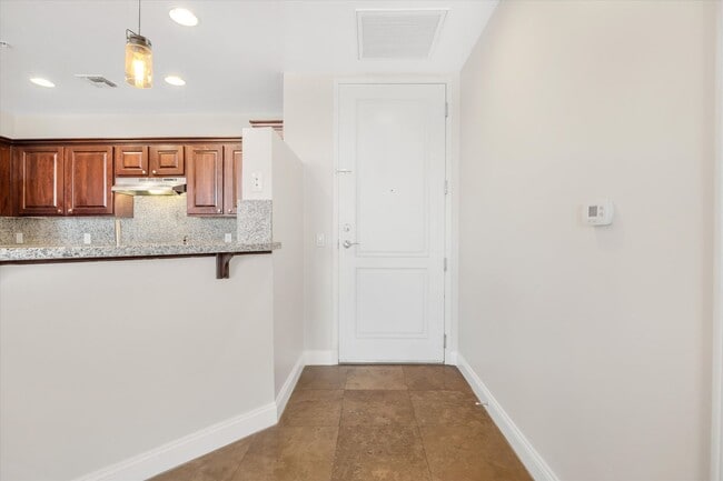 Building Photo - WHY RENT A HOUSE WHEN YOU CAN HAVE A PENTH...