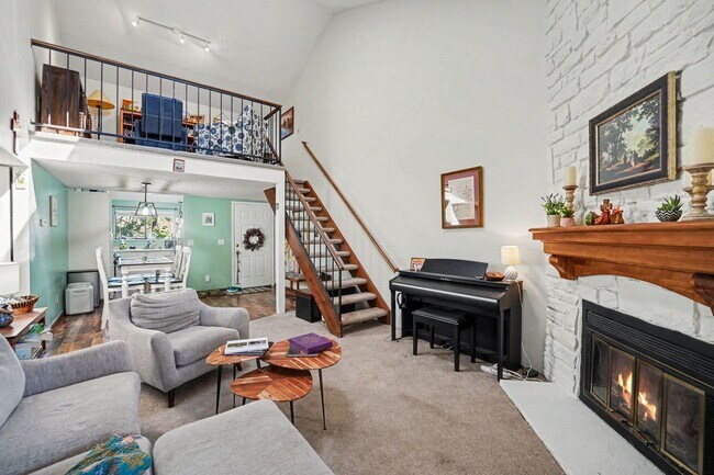 Building Photo - Cozy & Spacious 2BR Top-Floor Condo in Lakewood
