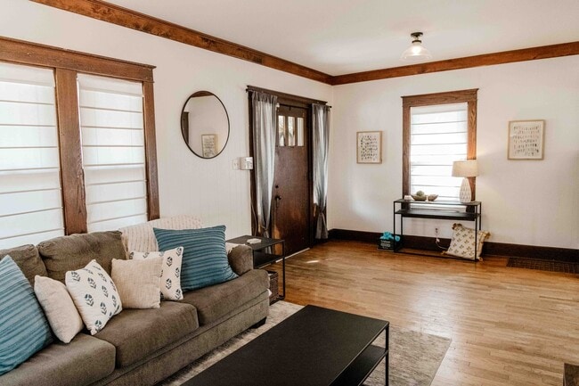 Building Photo - Charming 3 Bedroom Home with Hardwood Floo...