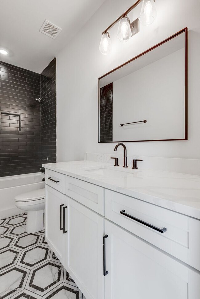 Building Photo - Bright + Modern 4BR in Walkable Inglewood — Available Dec 1