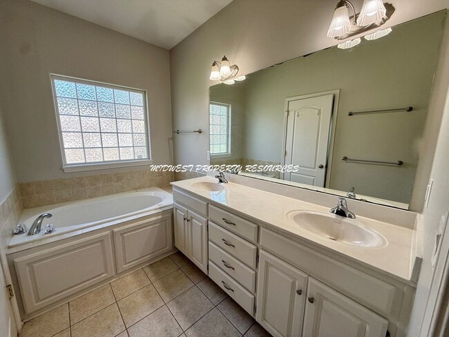 Building Photo - Beautiful 3 Bed, 2 Bath Ranch Home with Fireplace & Fenced Yard in Grandview!