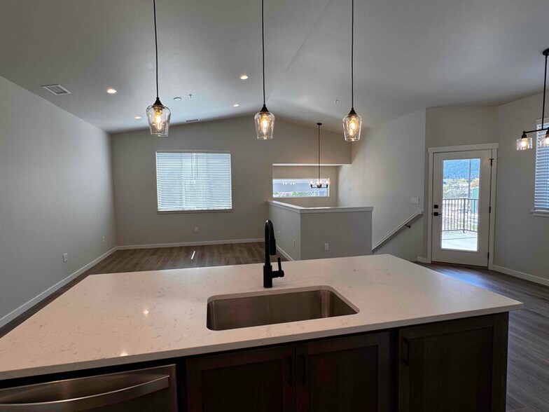 Building Photo - 896 E RR Ave